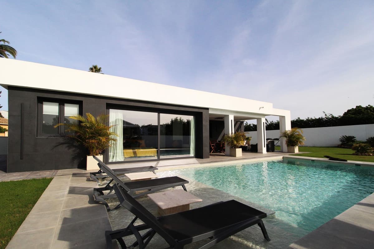 Detached Villa in San Pedro de Alcántara — photo 1 of 10