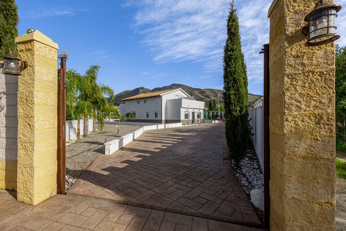 Detached Villa in Alhaurín el Grande — photo 1 of 10