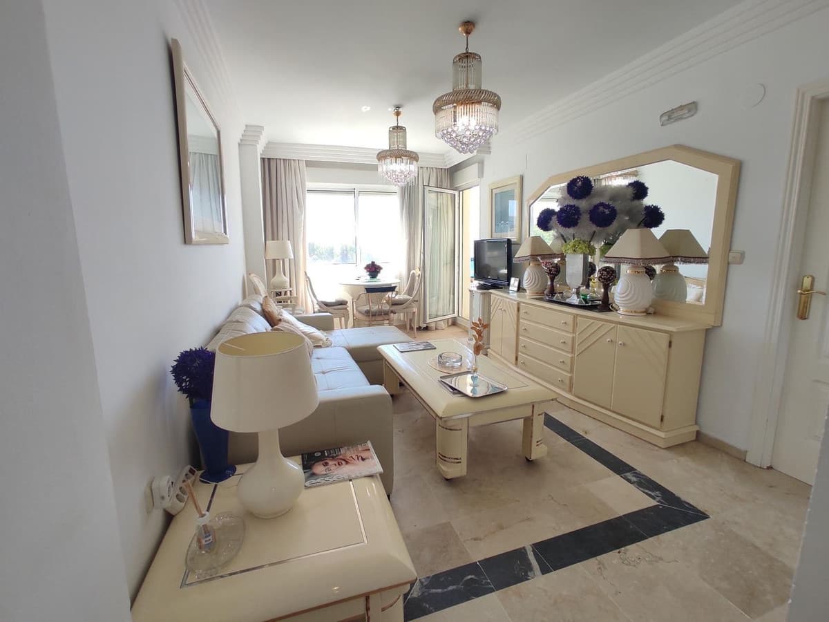 Middle Floor Apartment in Marbella — photo 2 of 10