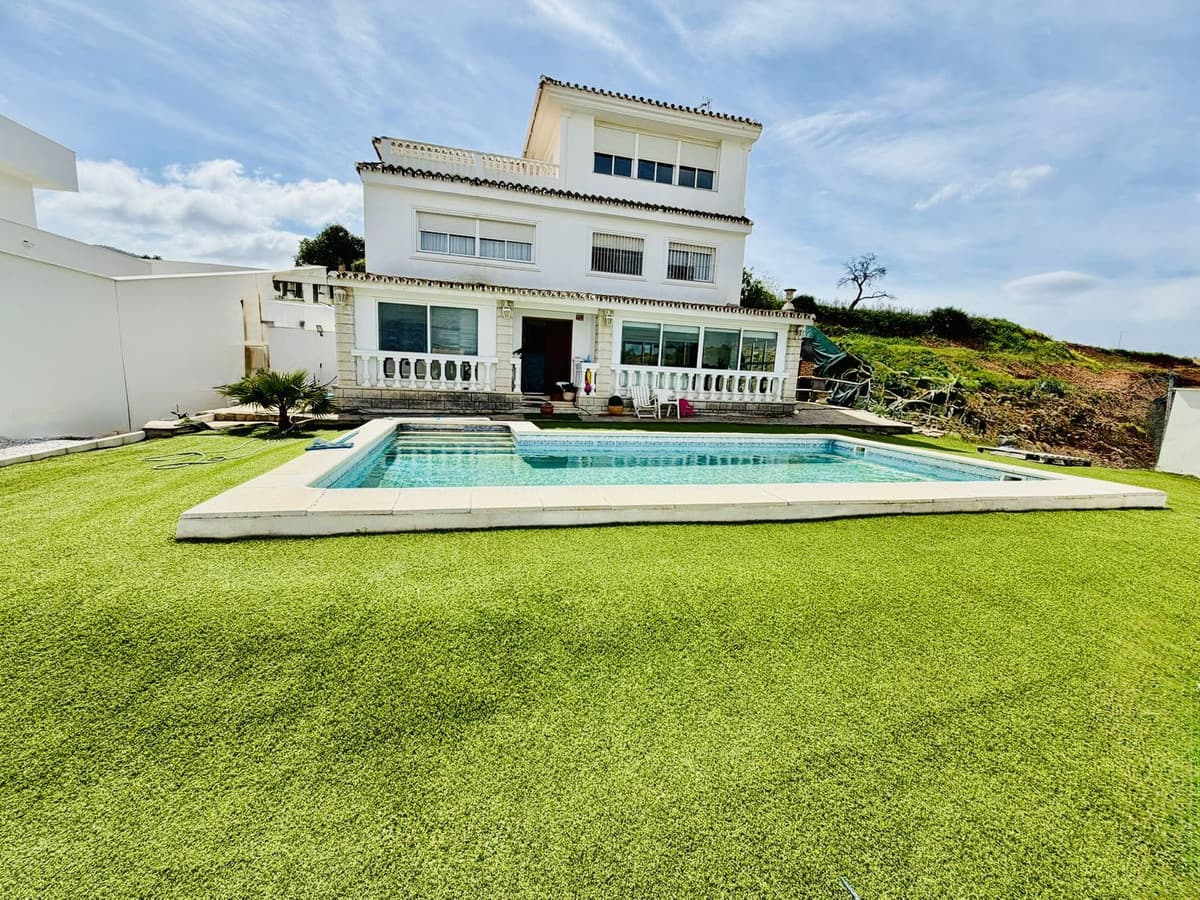 Detached Villa in Alhaurín de la Torre — photo 1 of 10