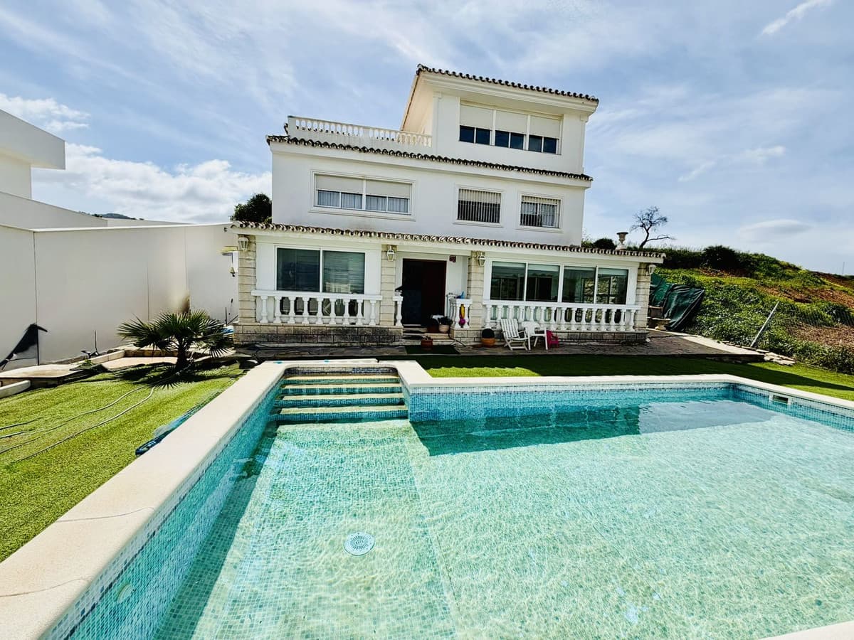 Detached Villa in Alhaurín de la Torre — photo 2 of 10