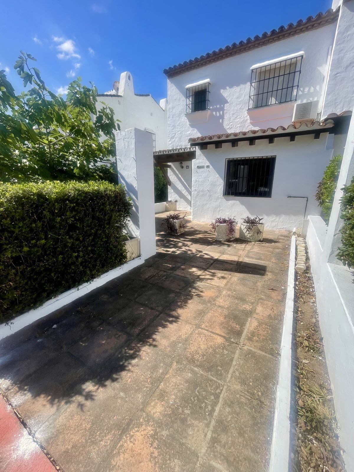 Semi-Detached House in La Duquesa — photo 1 of 10