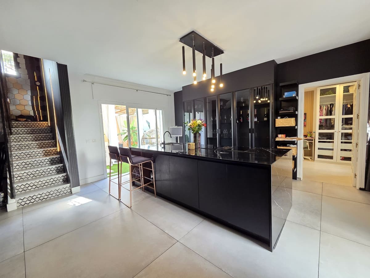 Townhouse in Nueva Andalucía — photo 1 of 10