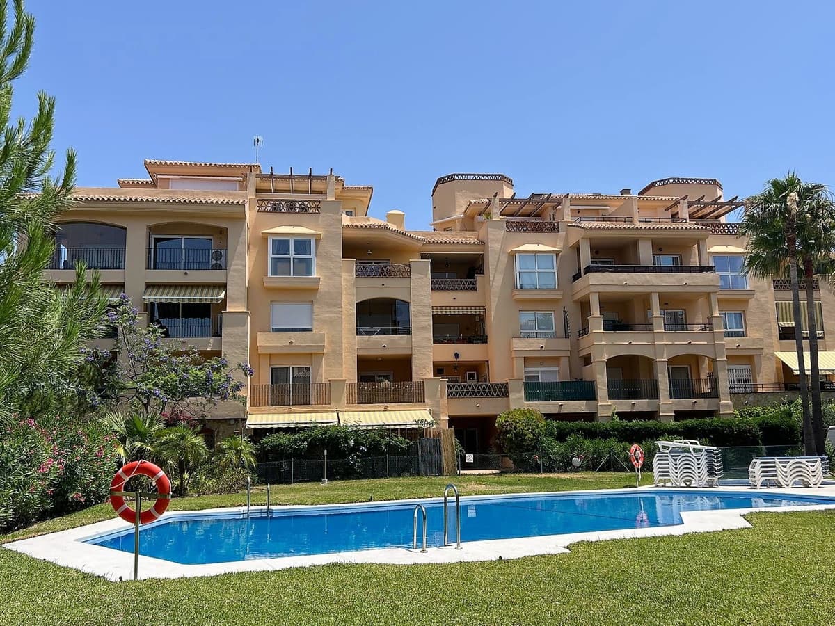 Middle Floor Apartment in Calahonda — photo 1 of 10