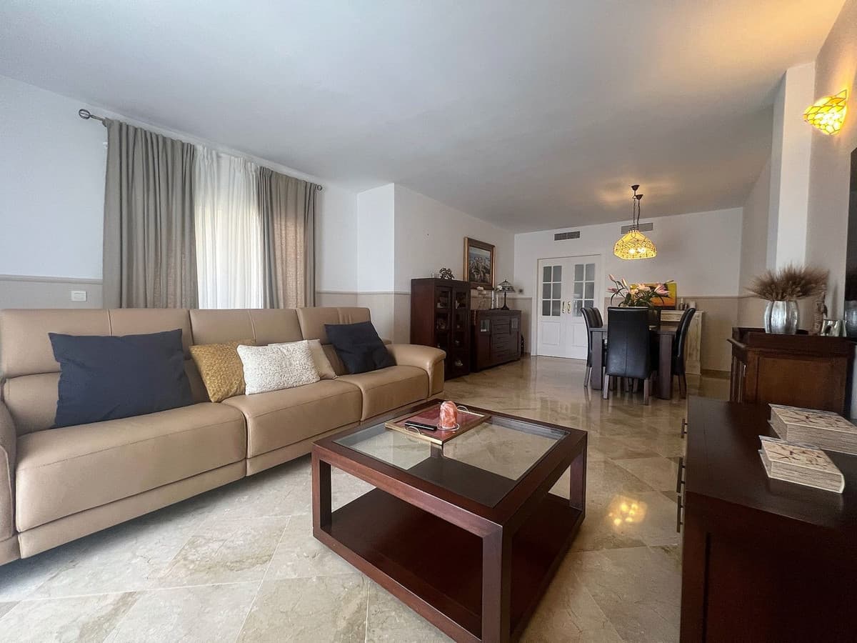 Middle Floor Apartment in Calahonda — photo 3 of 10