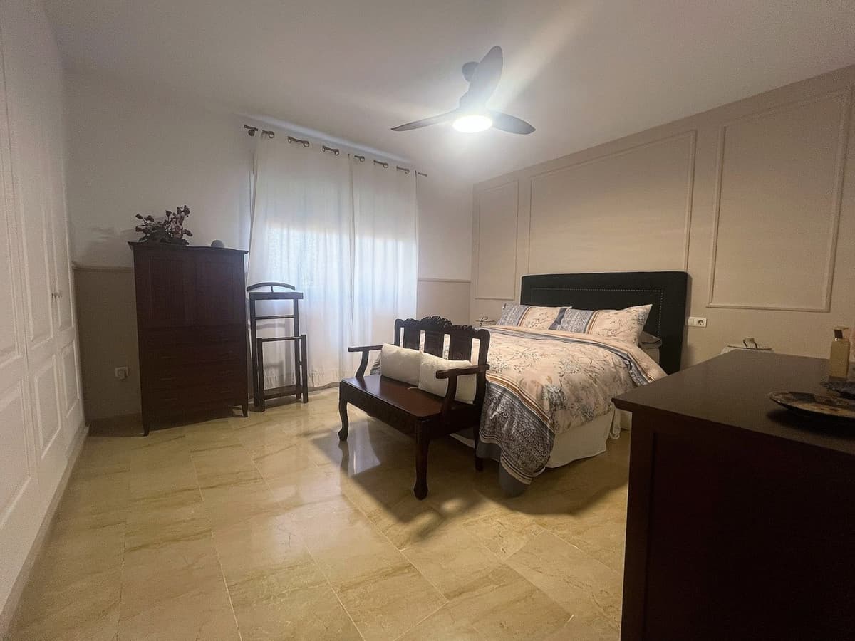 Middle Floor Apartment in Calahonda — photo 4 of 10
