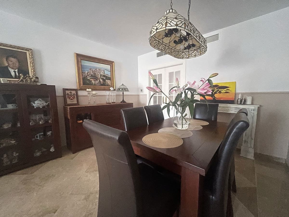 Middle Floor Apartment in Calahonda — photo 9 of 10