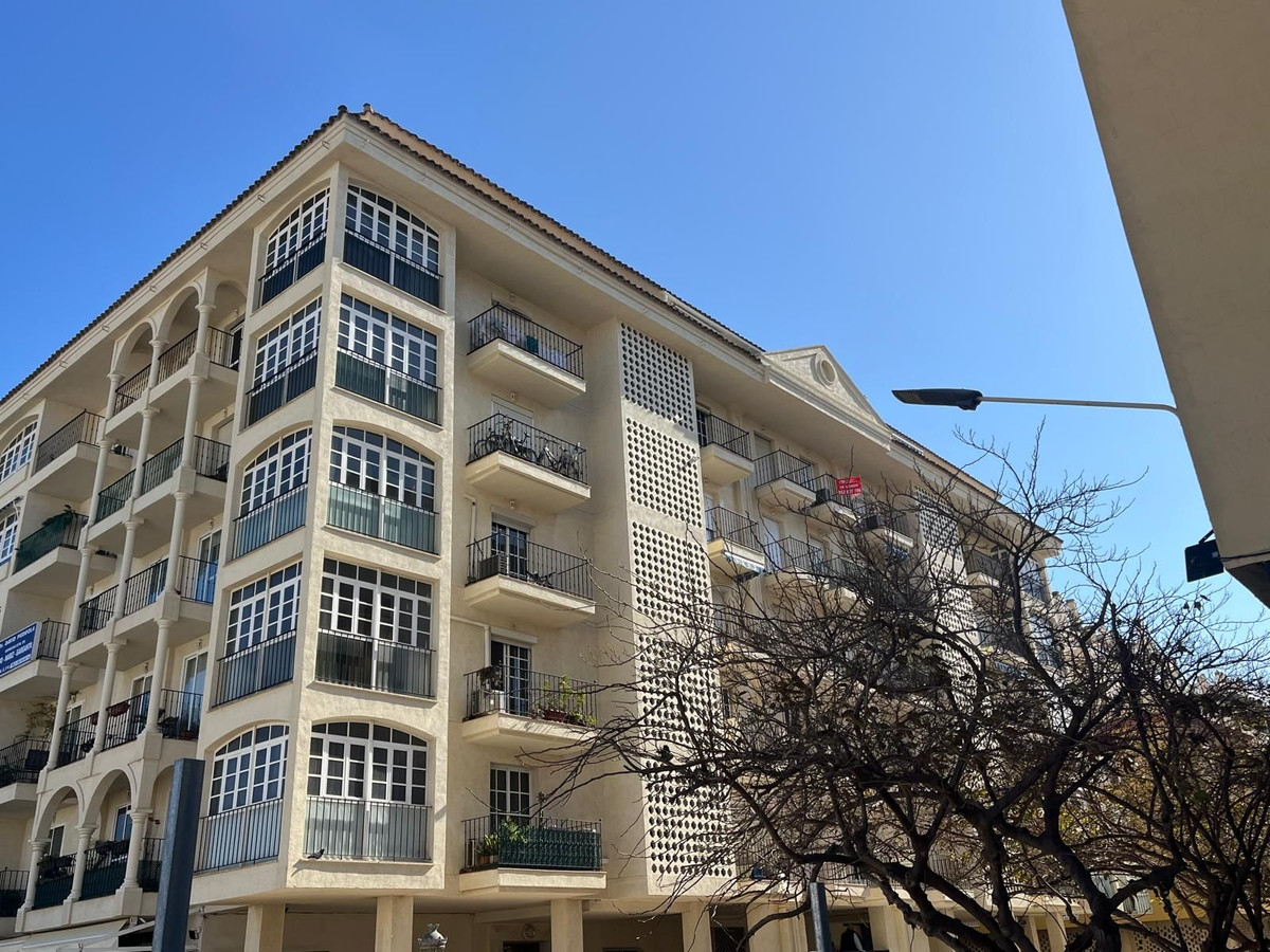 Middle Floor Apartment in Estepona — photo 7 of 8