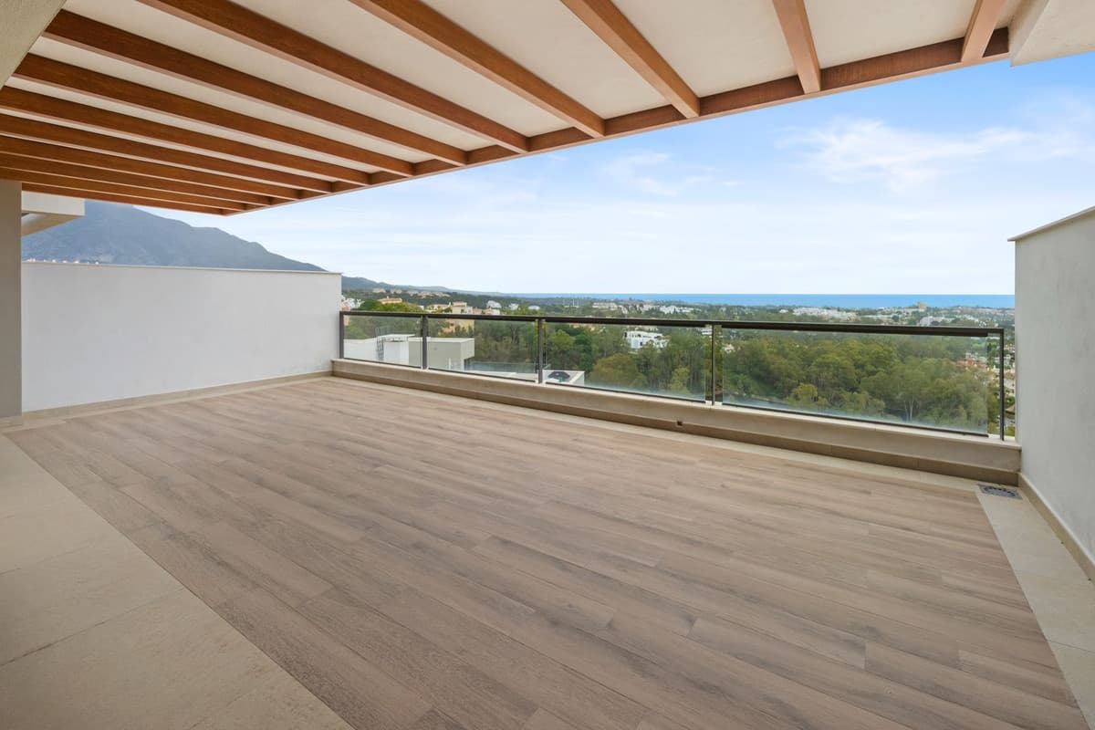 Middle Floor Apartment in Nueva Andalucía — photo 5 of 10