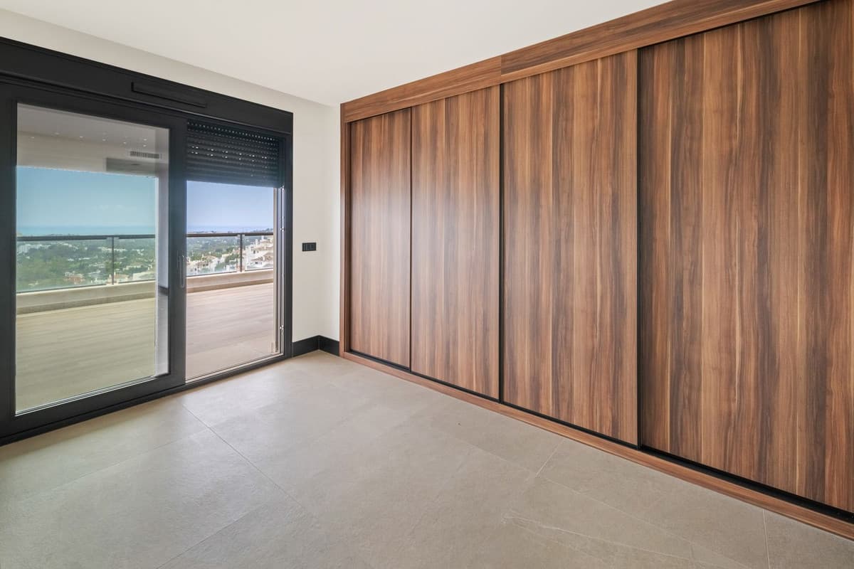 Middle Floor Apartment in Nueva Andalucía — photo 7 of 10