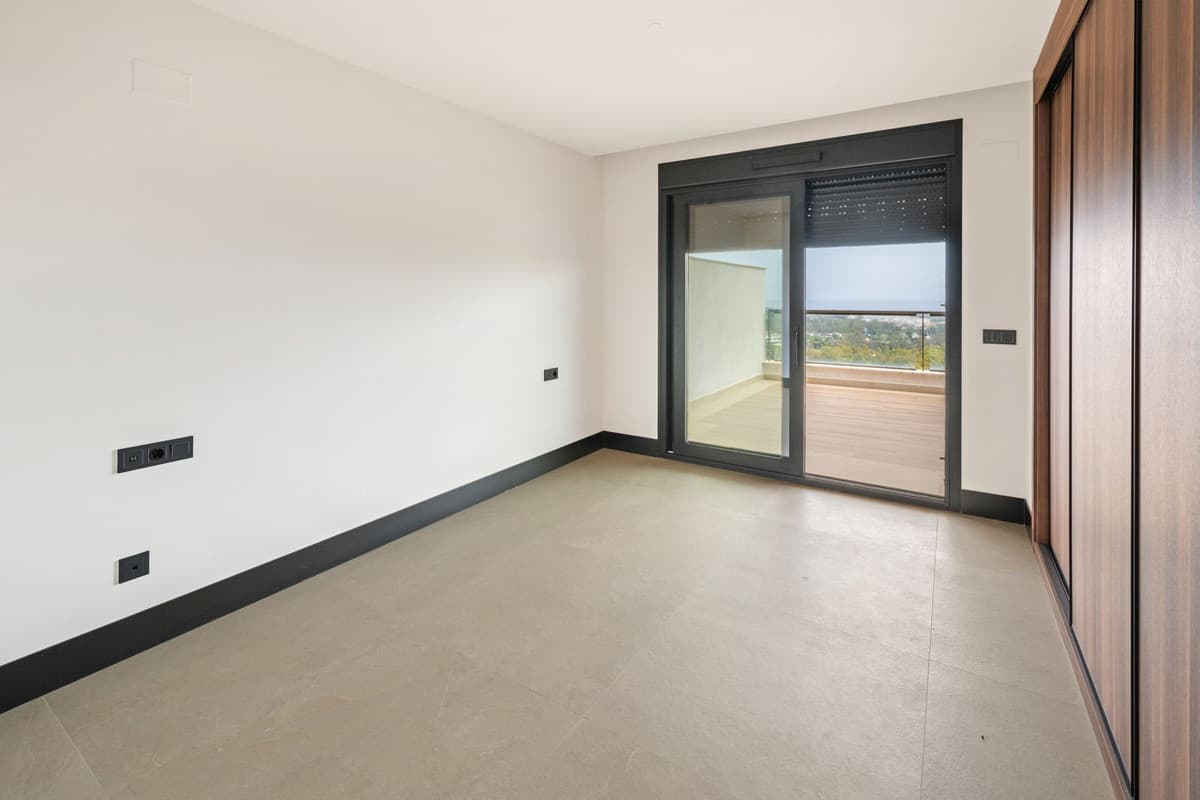 Middle Floor Apartment in Nueva Andalucía — photo 8 of 10