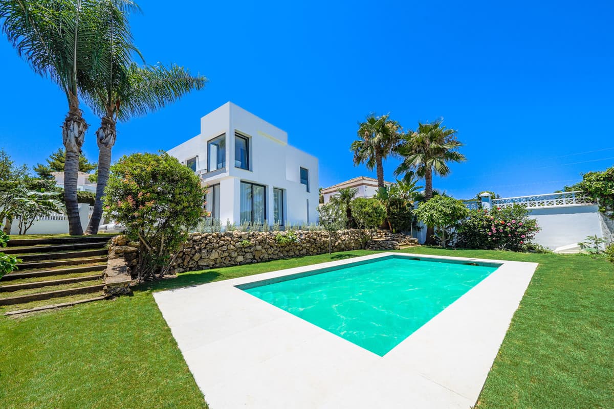 Detached Villa in Nueva Andalucía — photo 1 of 10