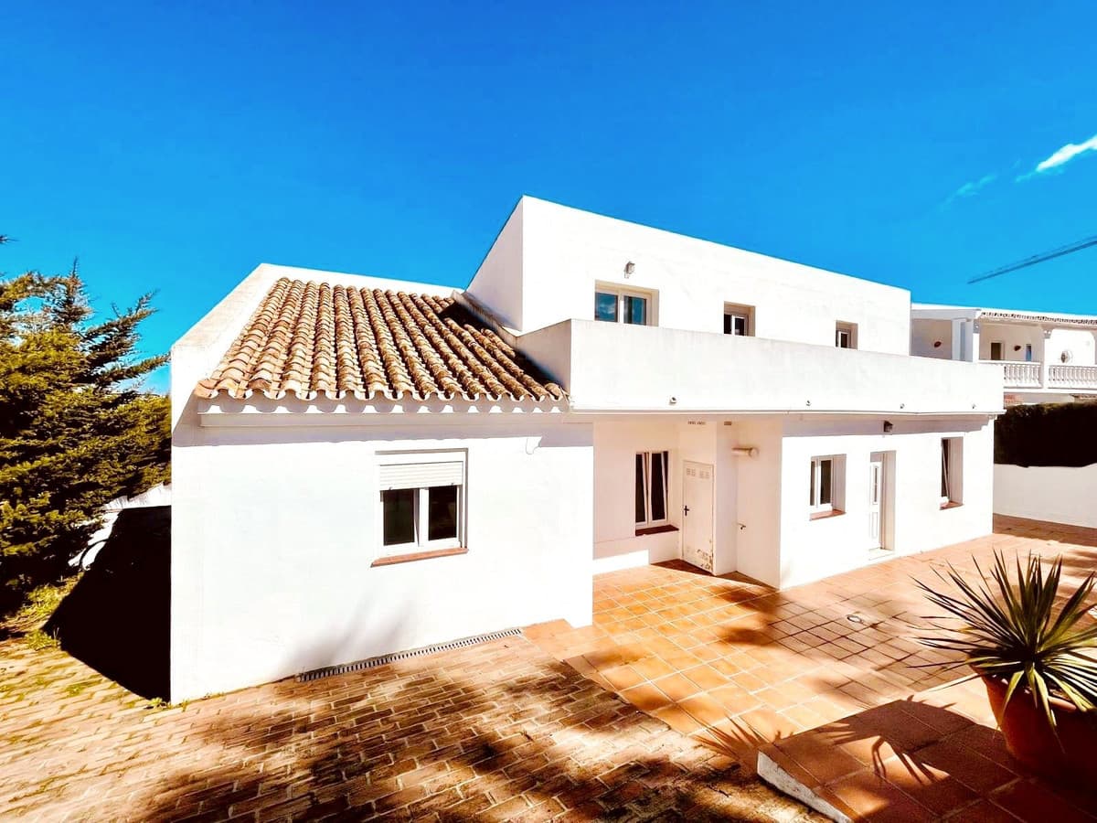 Detached Villa in La Duquesa — photo 1 of 10