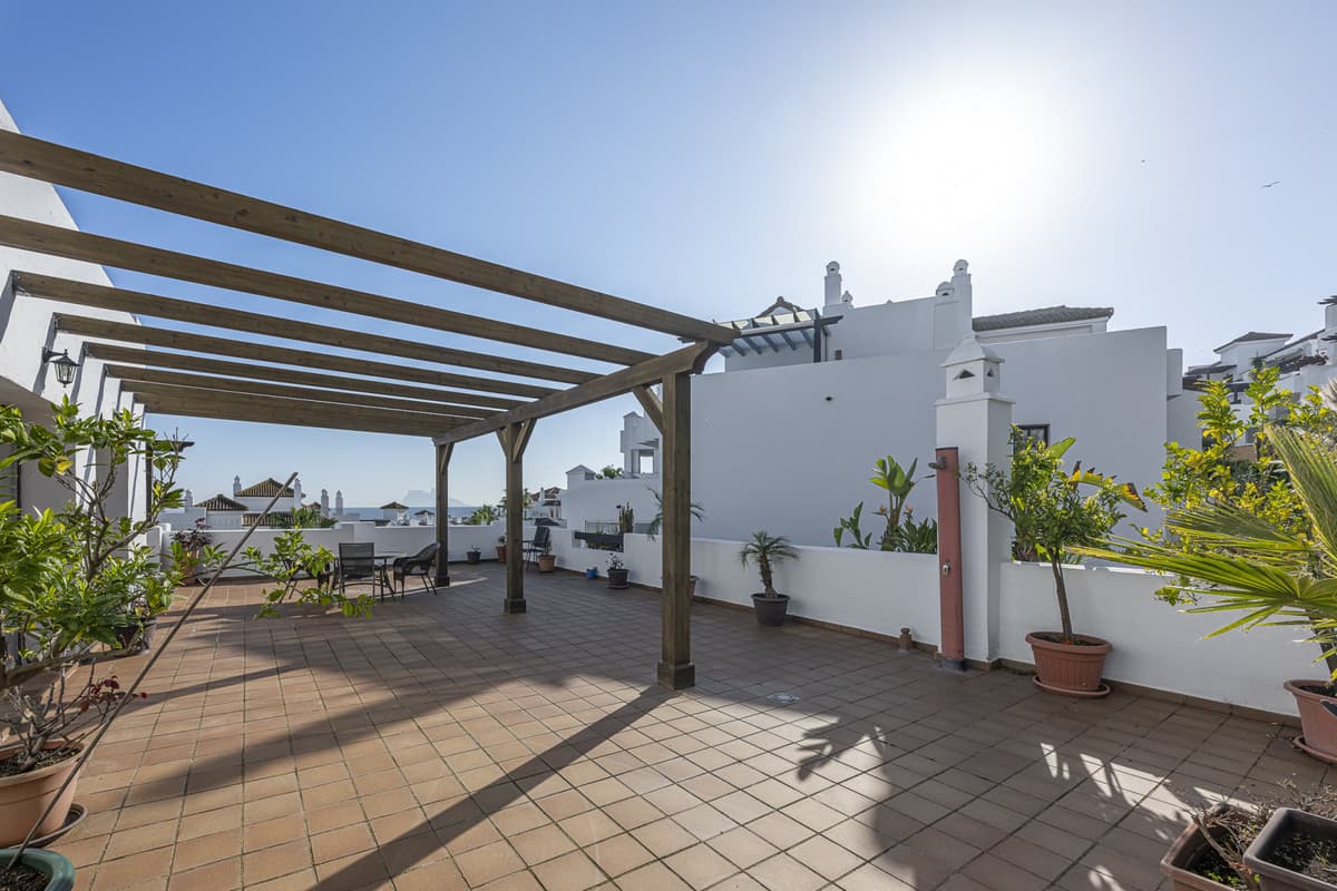 Middle Floor Apartment in La Alcaidesa — photo 7 of 10