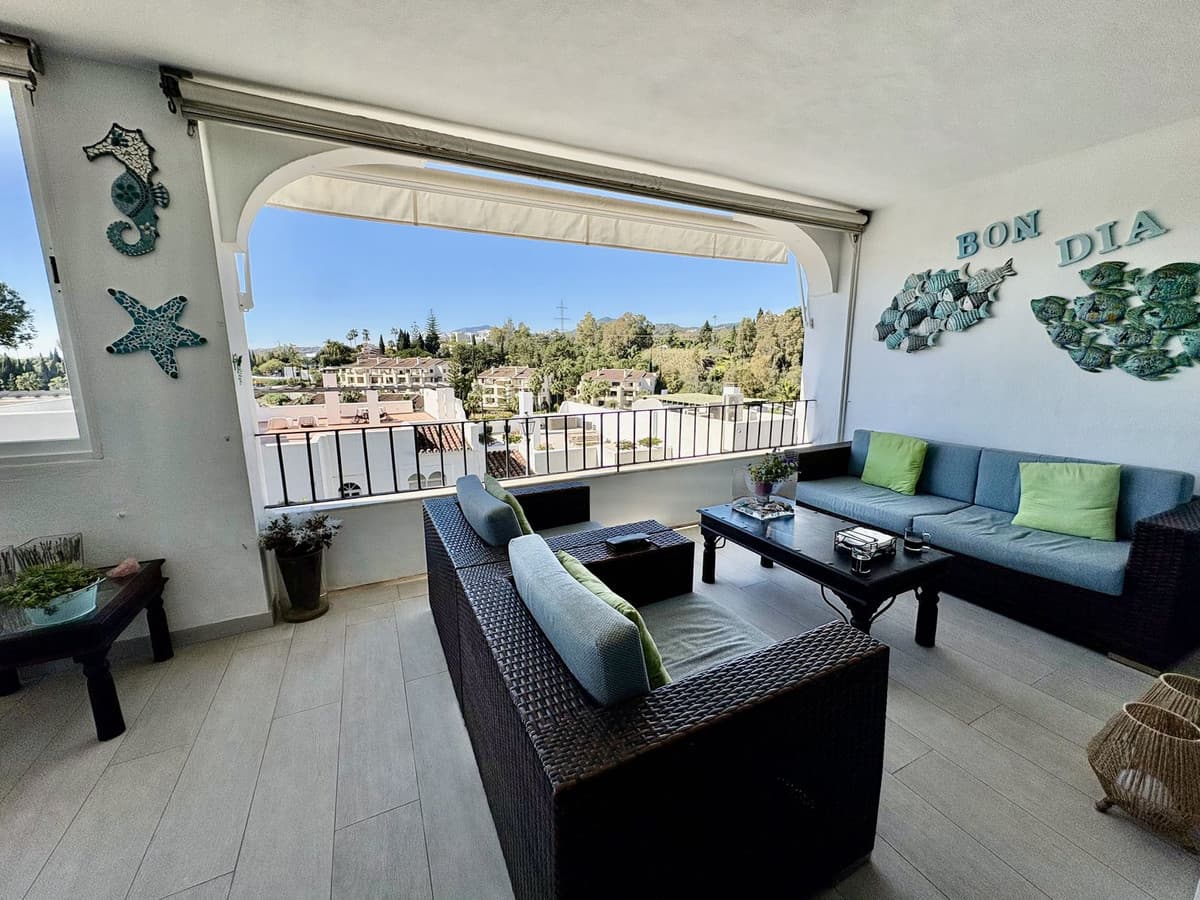 Middle Floor Apartment in La Quinta — photo 2 of 10