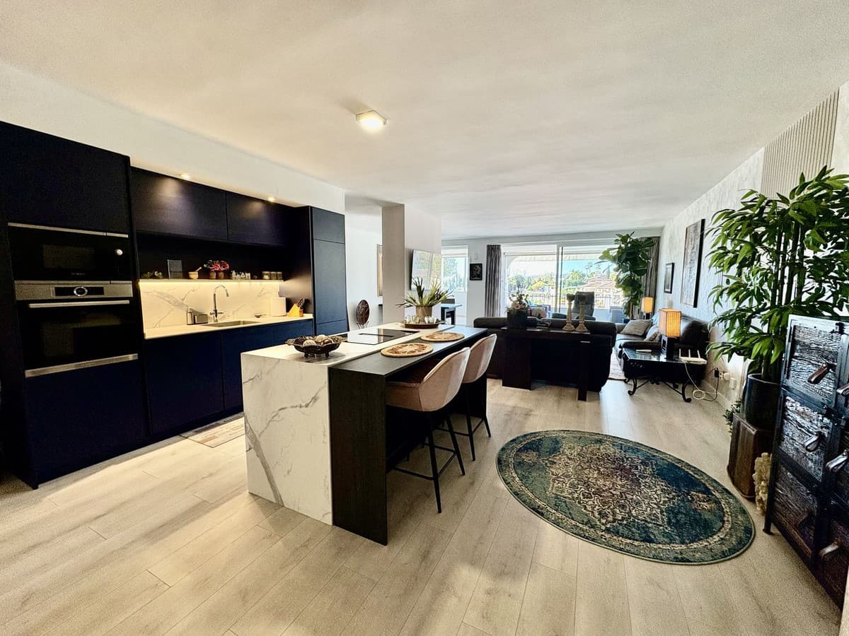 Middle Floor Apartment in La Quinta — photo 5 of 10