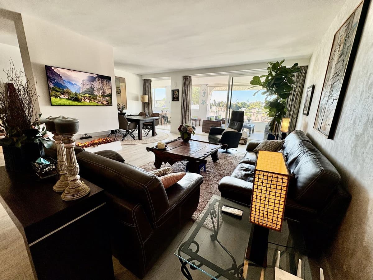 Middle Floor Apartment in La Quinta — photo 7 of 10