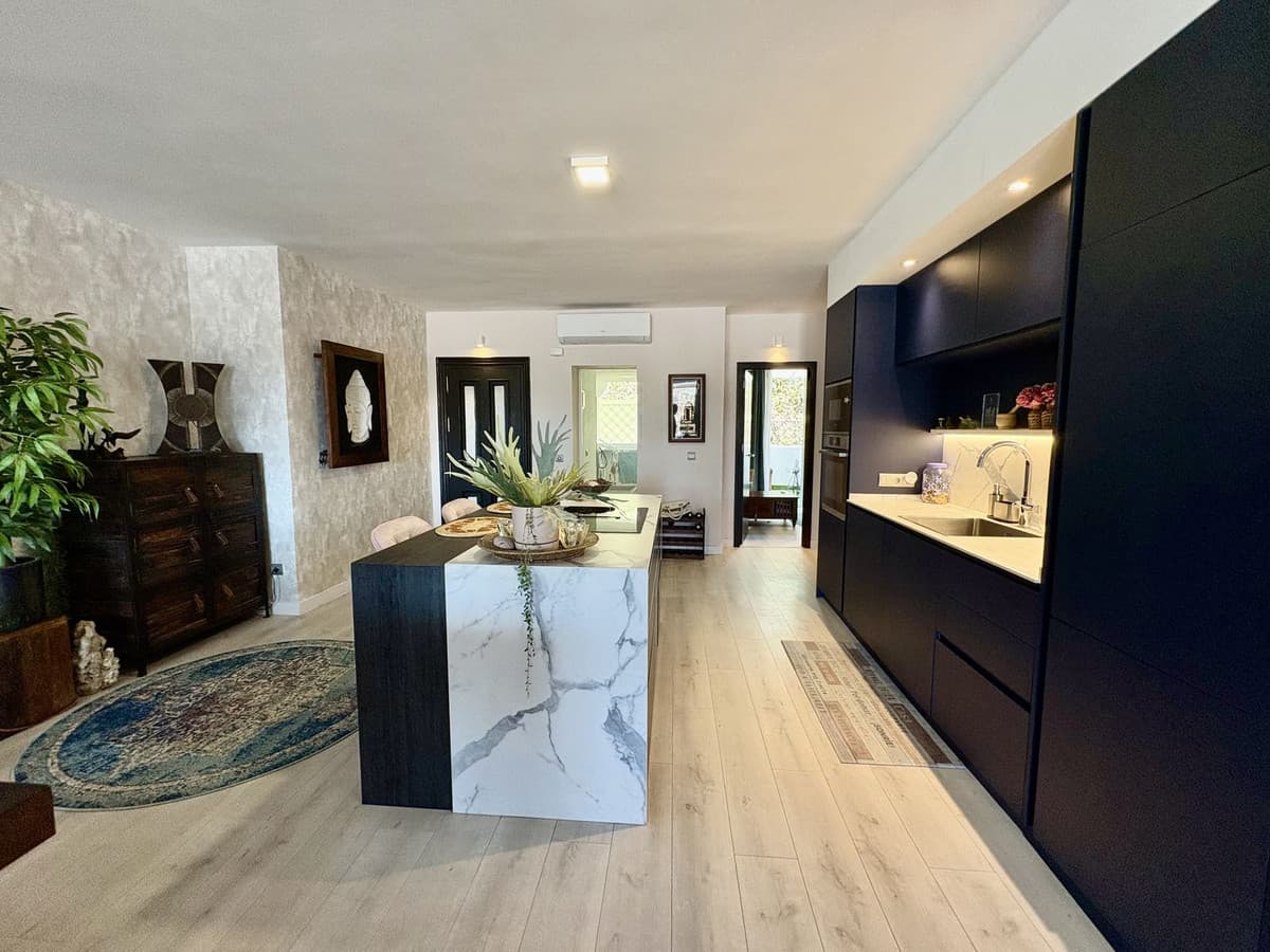 Middle Floor Apartment in La Quinta — photo 8 of 10