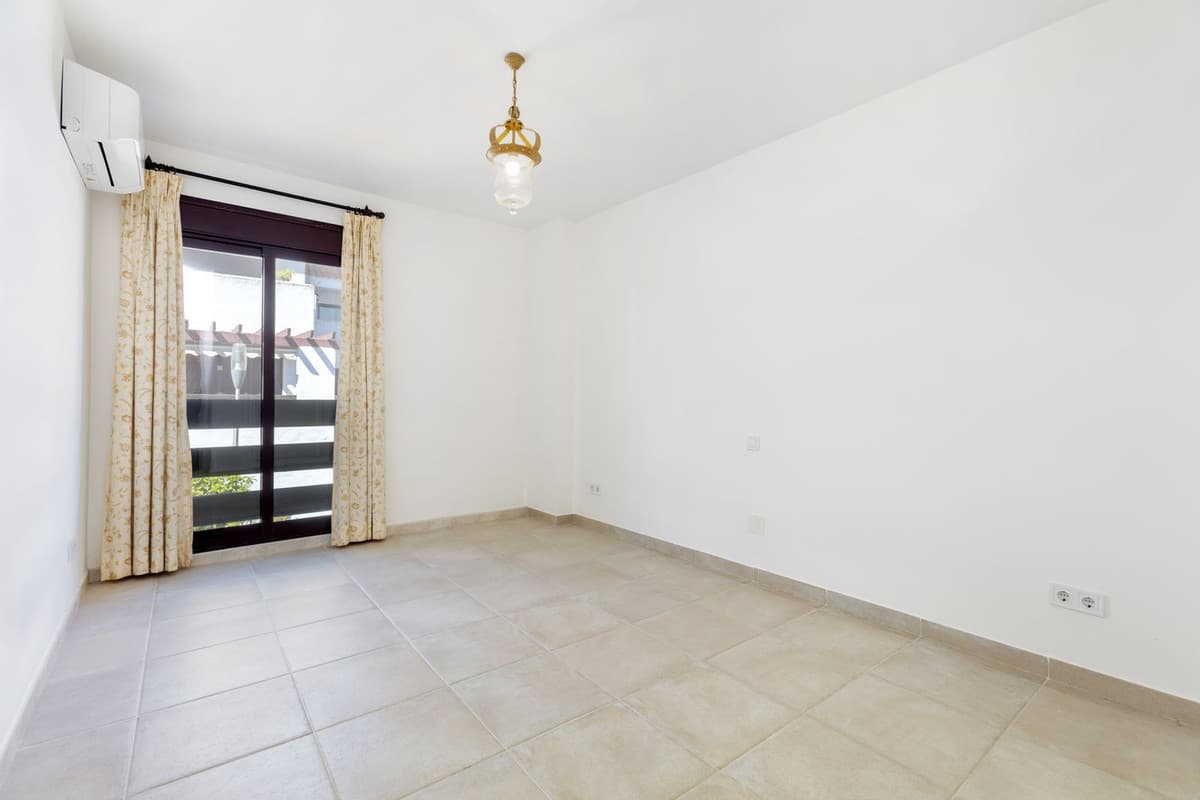Middle Floor Apartment in Nueva Andalucía — photo 5 of 8
