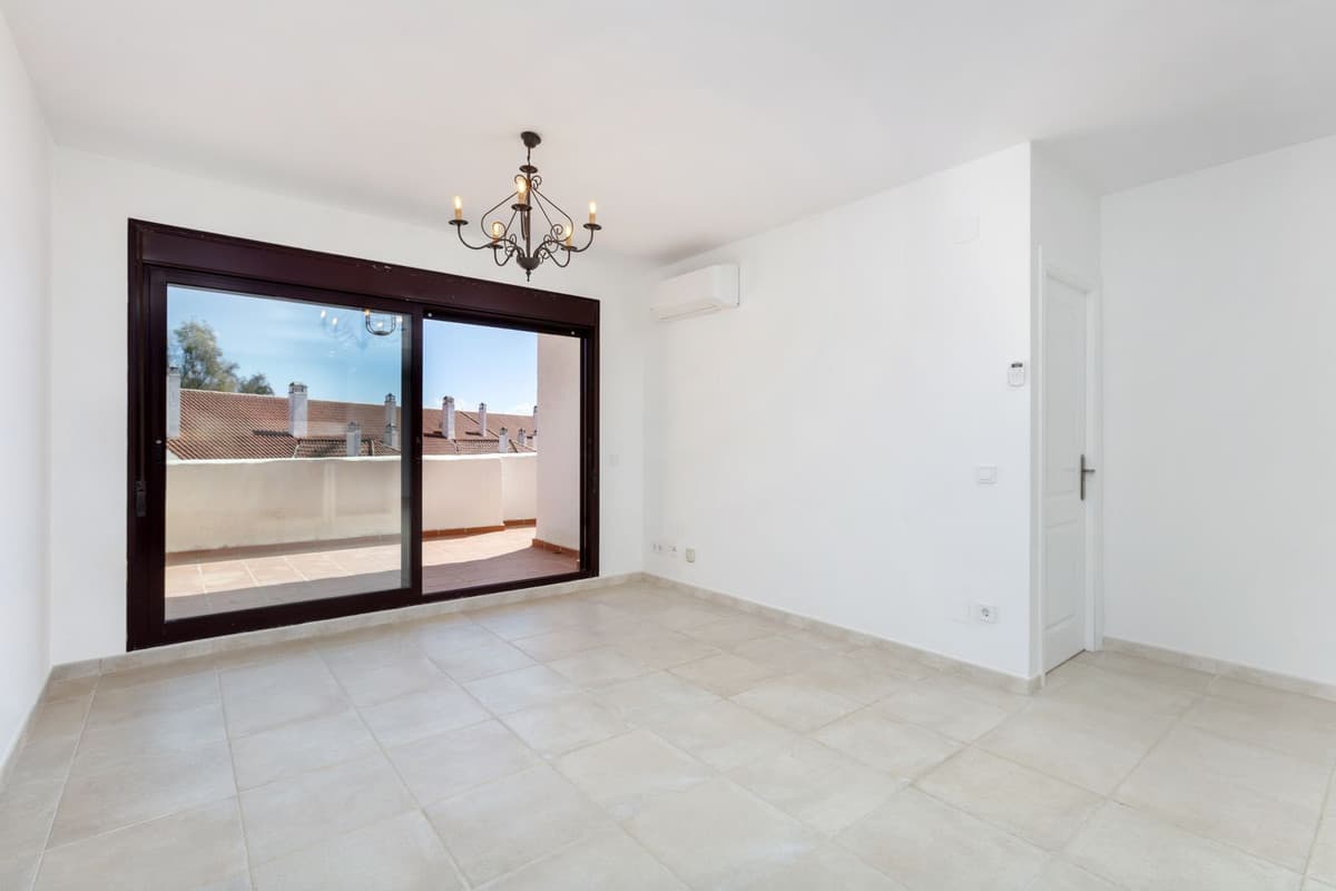Middle Floor Apartment in Nueva Andalucía — photo 6 of 8