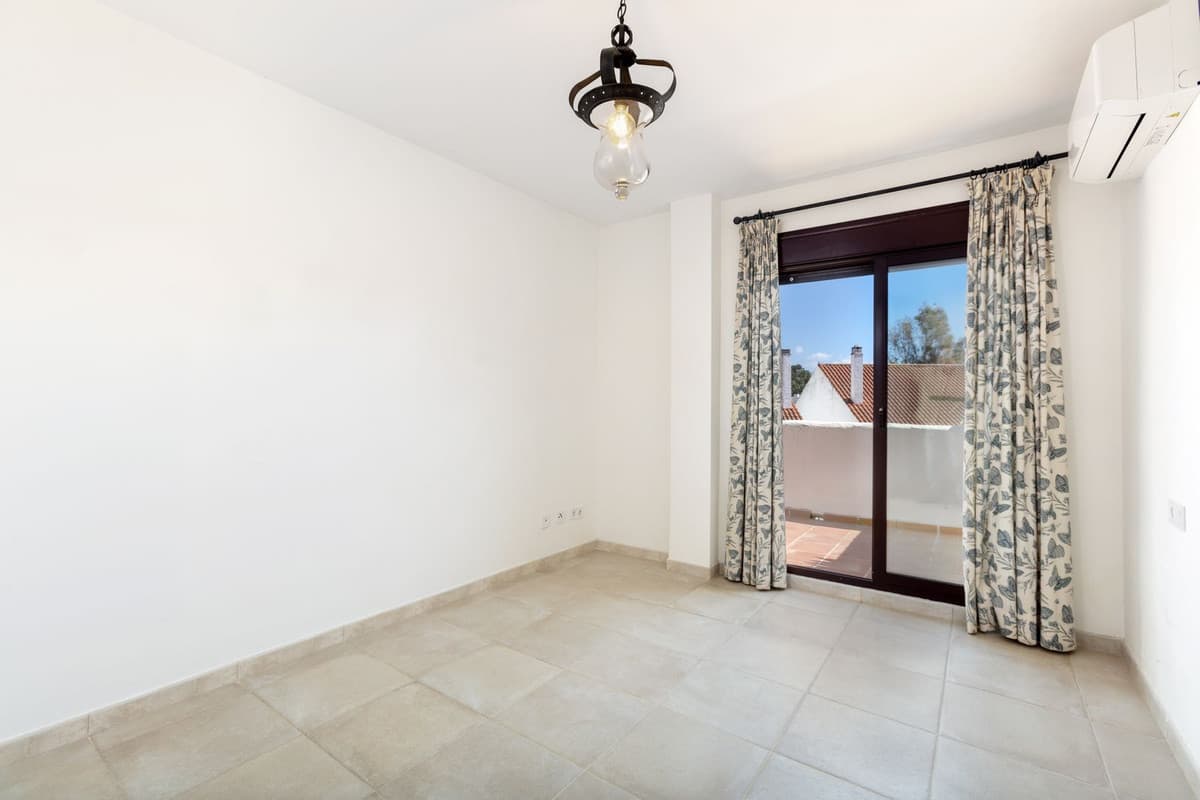 Middle Floor Apartment in Nueva Andalucía — photo 7 of 8