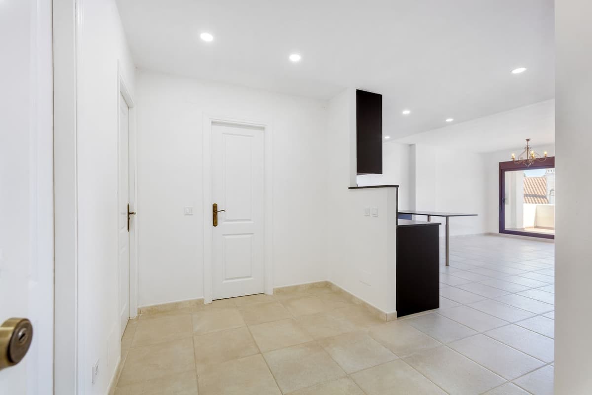 Middle Floor Apartment in Nueva Andalucía — photo 8 of 8