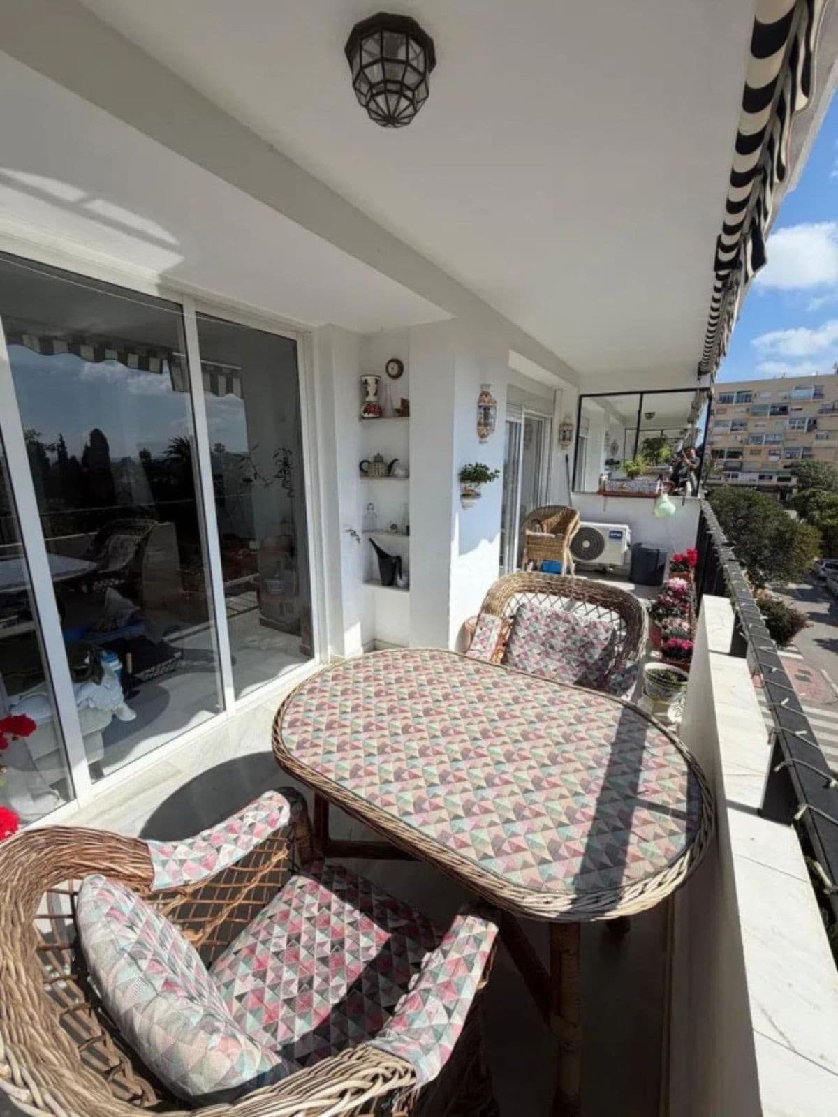Middle Floor Apartment in Marbella — photo 1 of 10