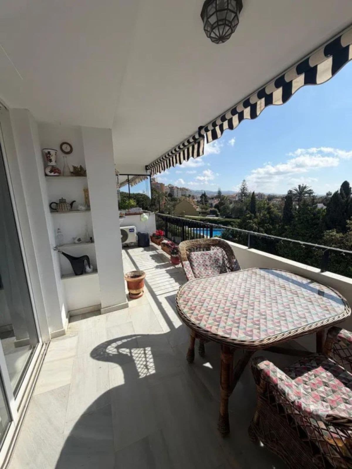 Middle Floor Apartment in Marbella — photo 8 of 10