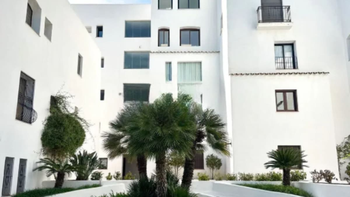 Middle Floor Apartment in Marbella — photo 1 of 9