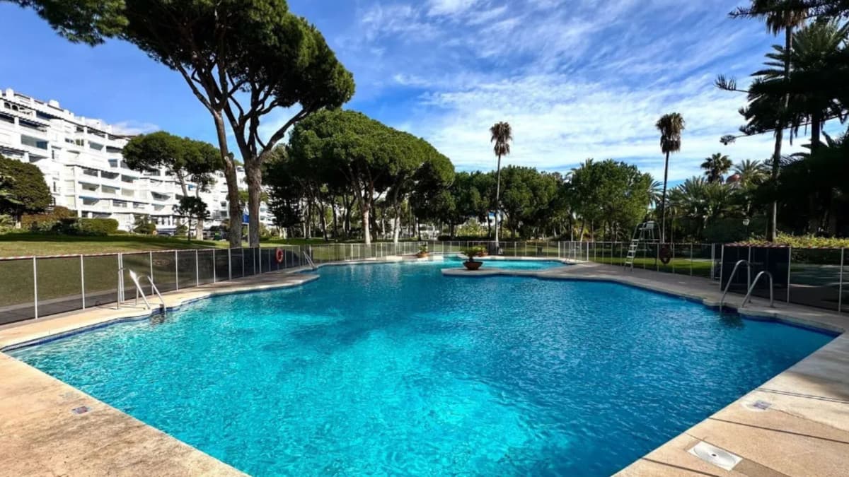 Middle Floor Apartment in Marbella — photo 2 of 9