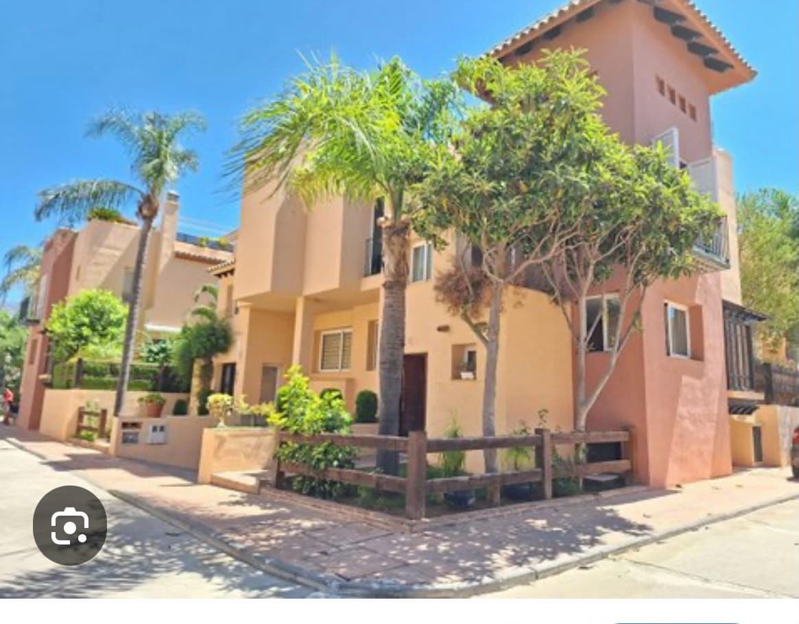 Townhouse in Nueva Andalucía — photo 1 of 10