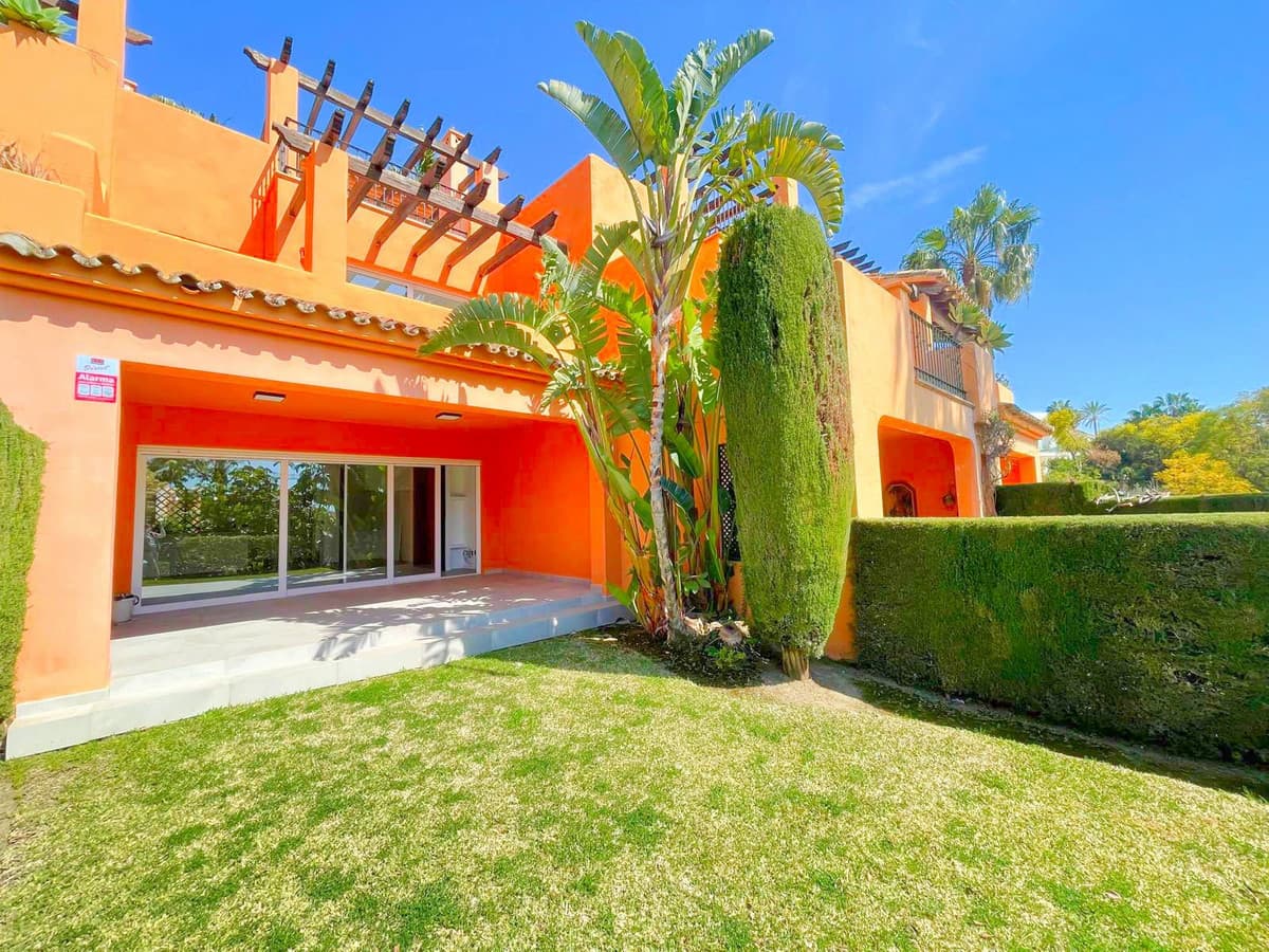 Townhouse in El Paraiso — photo 1 of 10