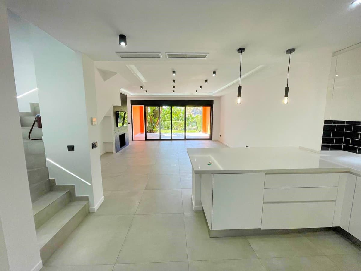 Townhouse in El Paraiso — photo 5 of 10