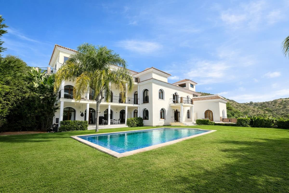 Detached Villa in Benahavís — photo 1 of 10