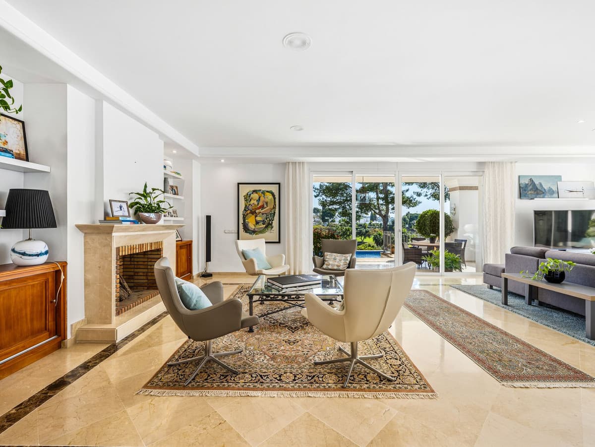 Detached Villa in Aloha — photo 4 of 10