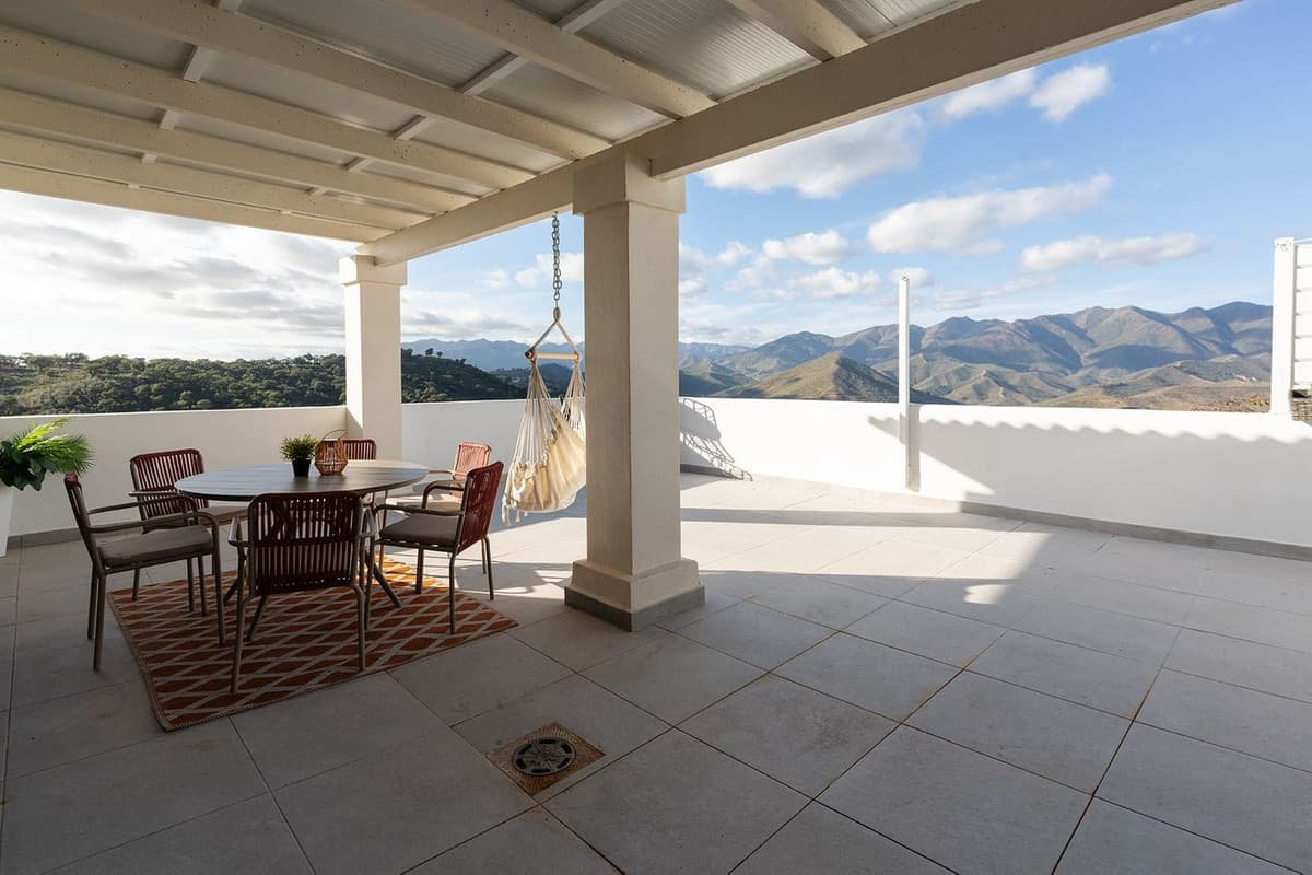 Townhouse in La Mairena — photo 1 of 10