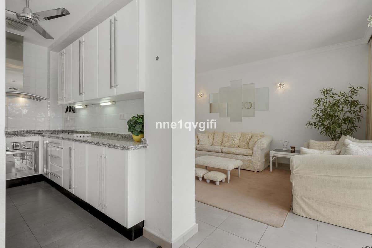 Middle Floor Apartment in Nagüeles — photo 5 of 10