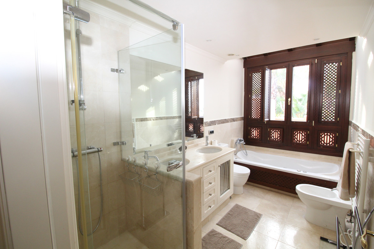 Semi-Detached House in The Golden Mile — photo 8 of 10