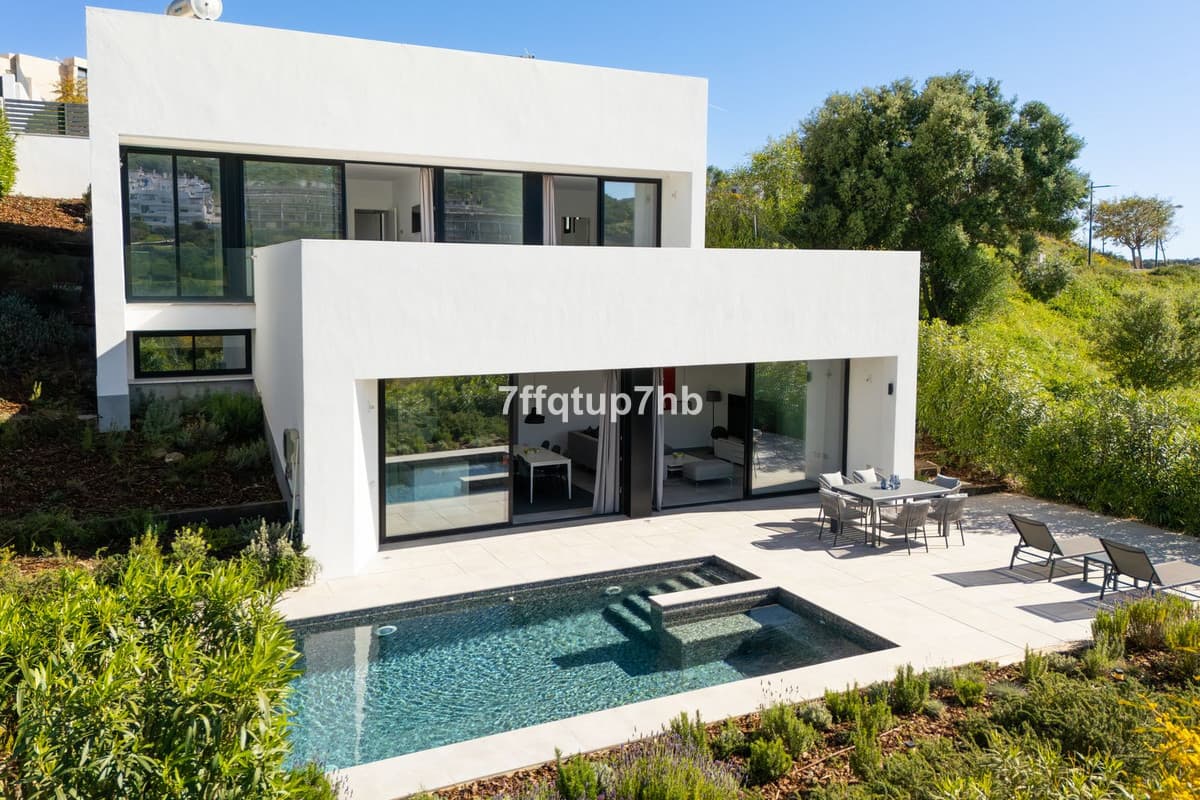 Detached Villa in Estepona — photo 1 of 10