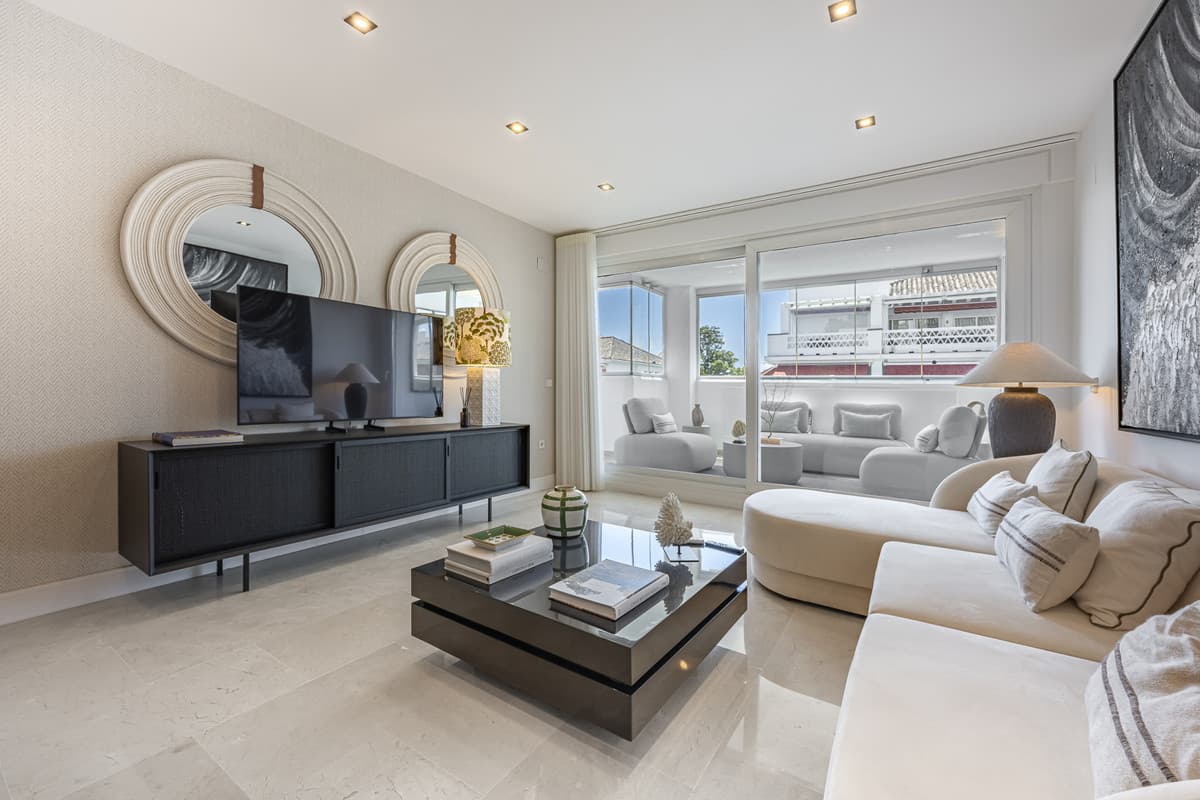 Middle Floor Apartment in The Golden Mile — photo 2 of 10