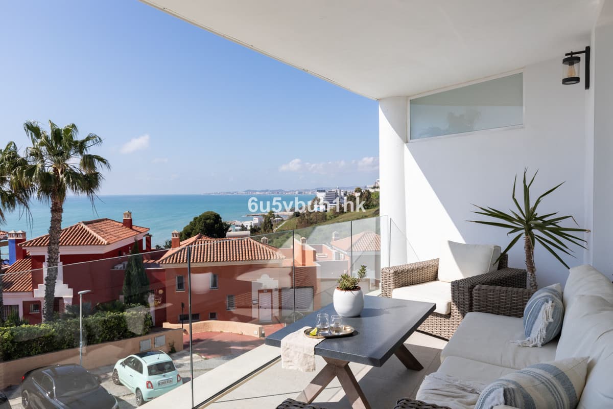 Middle Floor Apartment in Torrequebrada — photo 3 of 10