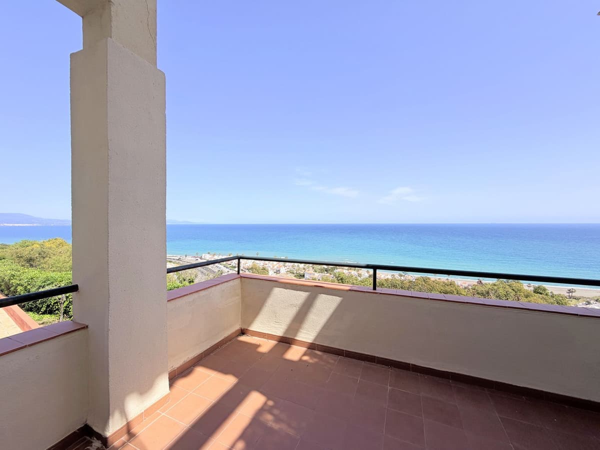 Middle Floor Apartment in La Duquesa — photo 3 of 10