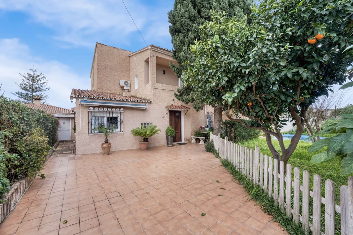 Detached Villa in Málaga — photo 1 of 10