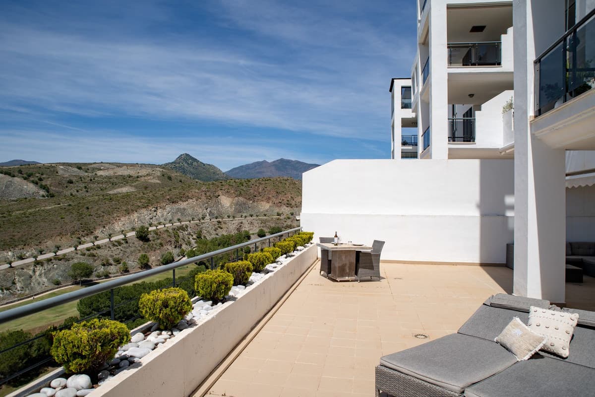 Middle Floor Apartment in Benahavís — photo 9 of 10