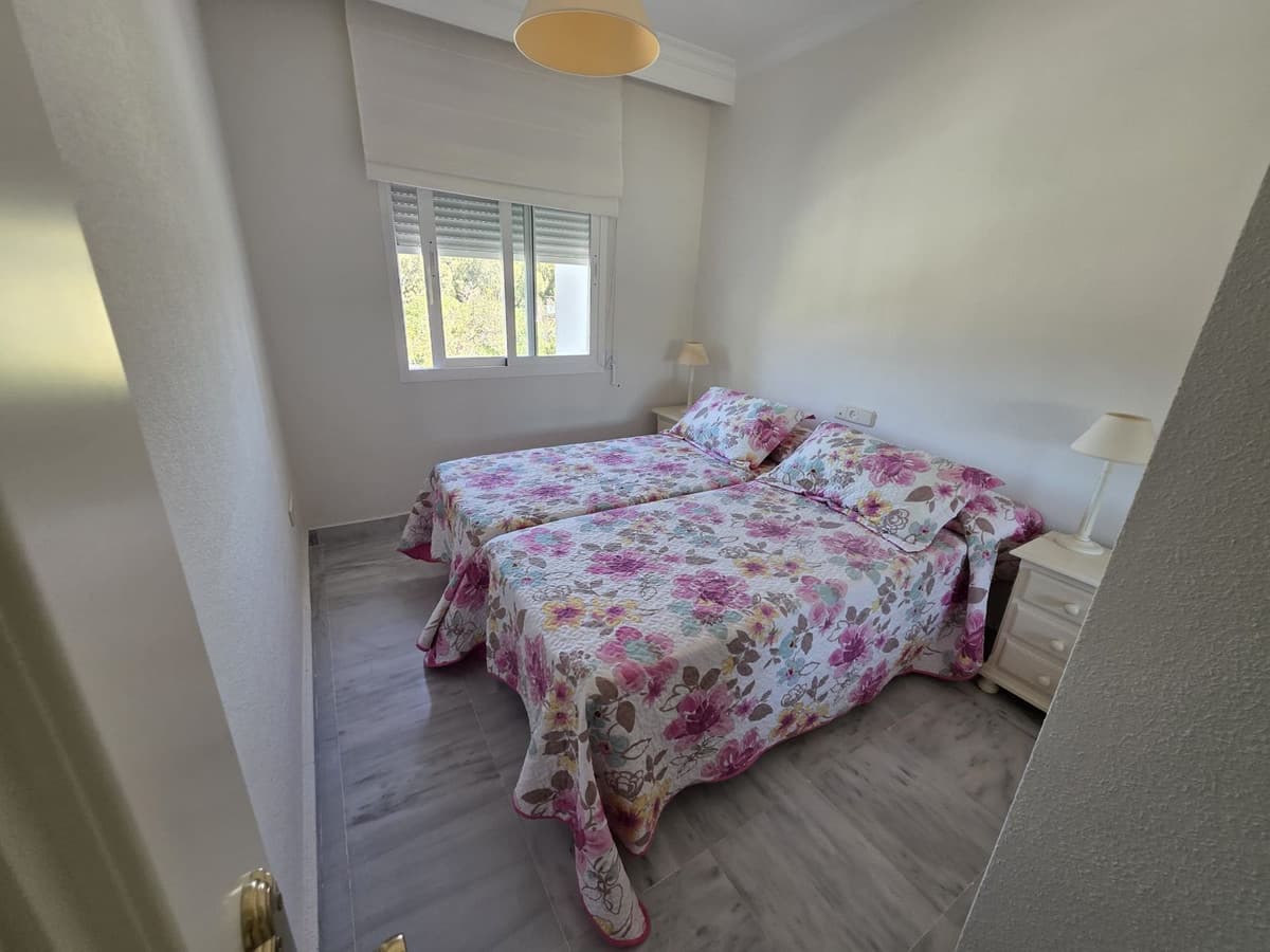 Middle Floor Apartment in Nueva Andalucía — photo 7 of 10