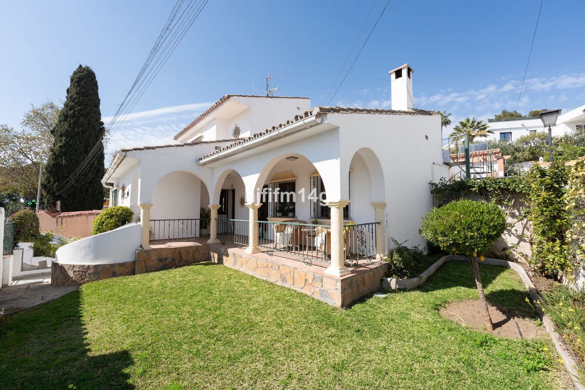 Detached Villa in La Campana — photo 1 of 10