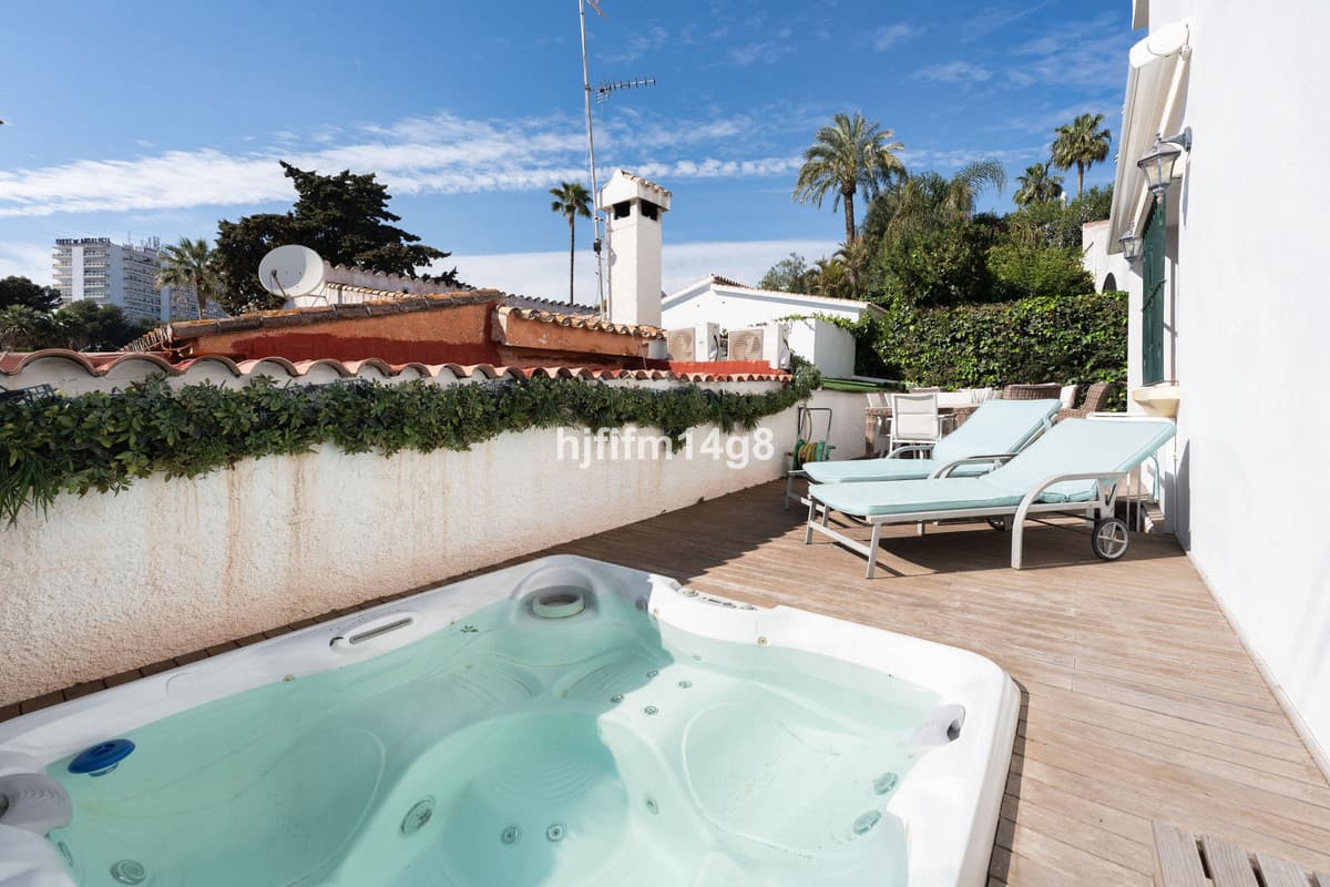Detached Villa in La Campana — photo 5 of 10