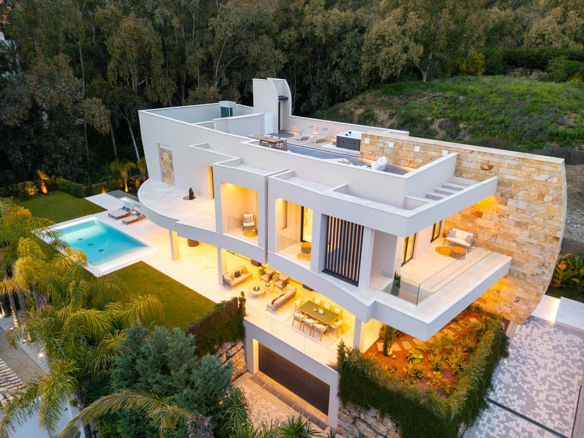 Detached Villa in Nueva Andalucía — photo 1 of 10