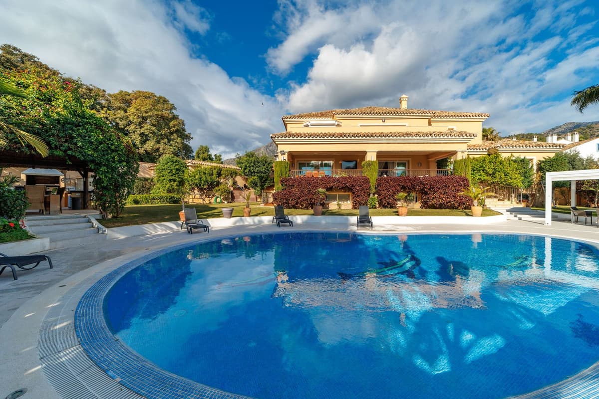 Detached Villa in Marbella — photo 1 of 10