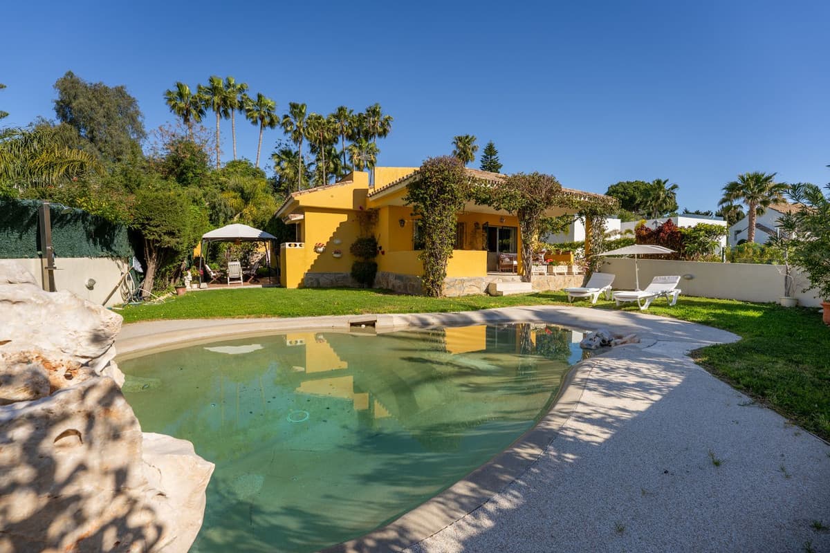 Detached Villa in El Paraiso — photo 1 of 10